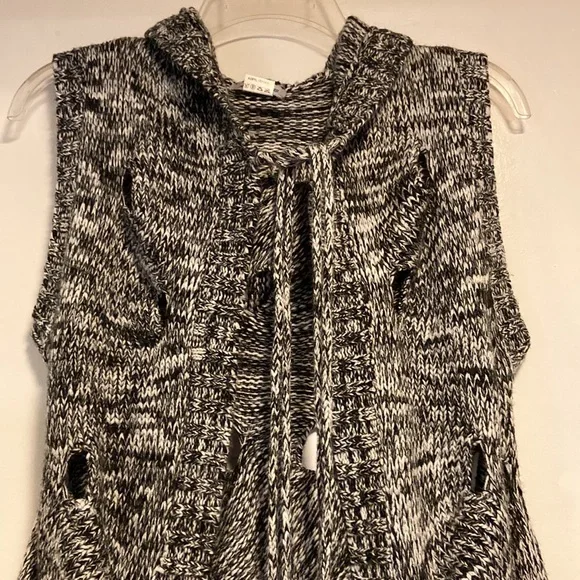 Hot & Delicious vest. Knitted. Beautiful design. Hooded. Chic & unique. - Picture 6 of 8